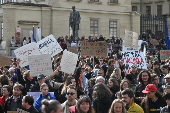 Lidé protestovali proti obsazení resortu životního prostředí Motoristy