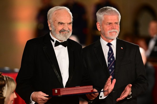 Pavel udělil nejvyšší vyznamenání Svěrákovi, Drábové či Navrátilové