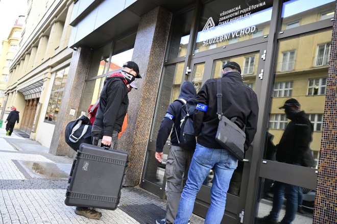 Policie obvinila v kauze zakázek VZP 13 lidí, mimo jiné za úplatkářství