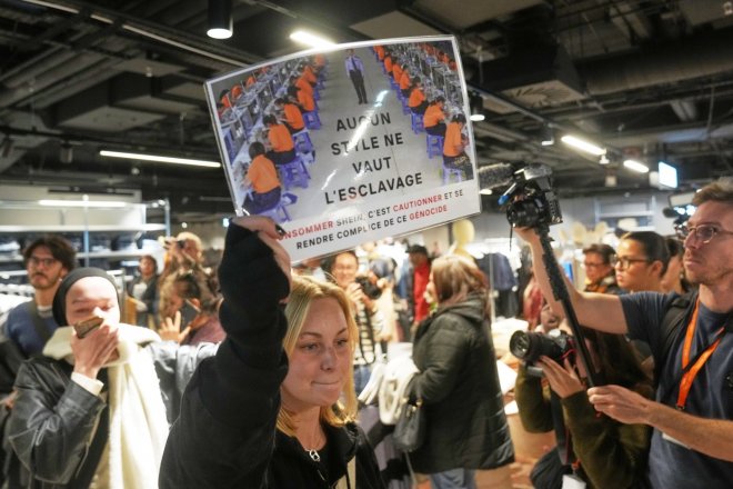 Demonstranti, policisté i nedočkaví zákazníci. Ti všichni byli u otevření prvního obchodu Shein