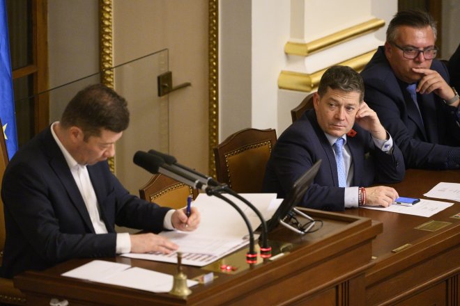 Nově zvolení místopředsedové dolní komory Jiří Barták (Motoristé) a Patrik Nacher (ANO), nově zvolený předseda dolní komory Tomio Okamura (SPD).