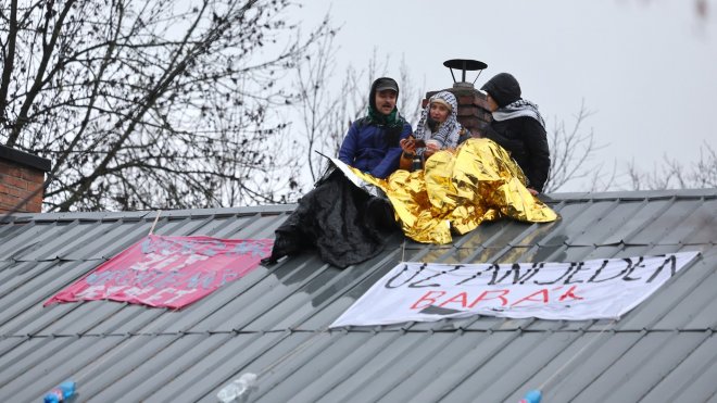 Aktivisté pokračují v ostravské Bedřišce v protestech, i v dešti jsou na střeše