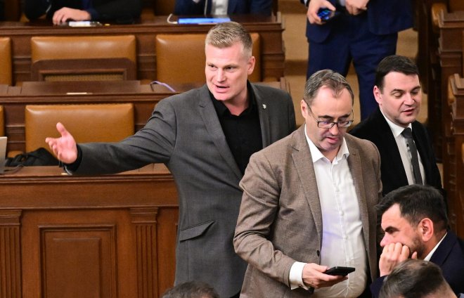 Mimořádné jednání Sněmovny. Zleva Filip Turek, Boris Šťastný a Petr Macinka (Motoristé).