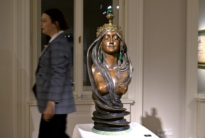 Bronzová plastika Příroda (La Nature) od Alfonse Muchy