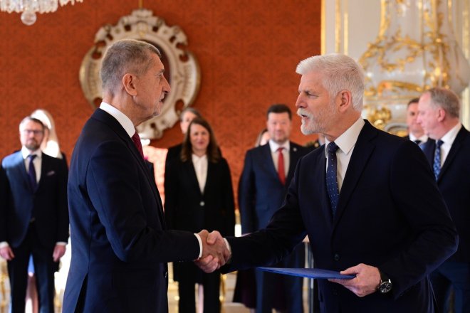 Prezident Petr Pavel (vpravo) jmenoval Andreje Babiše (ANO) předsedou vlády