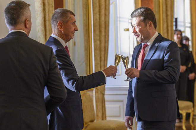 Na vládu! připíjejí si premiér Andrej Babiš a šéf SPD Tomio Okamura