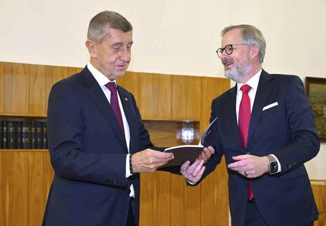 Bývalý premiér Petr Fiala (vpravo; ODS) přivítal nového premiéra Andreje Babiše (ANO) ve Strakově akademii