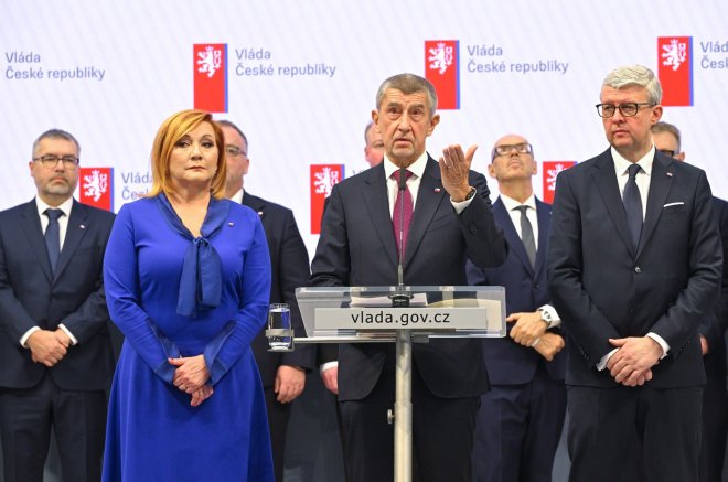 Zleva ministryně financí Alena Schillerová (ANO), premiér Andrej Babiš (ANO) a ministr průmyslu a obchodu Karel Havlíček (ANO) na tiskové konferenci po první schůzi nové vlády