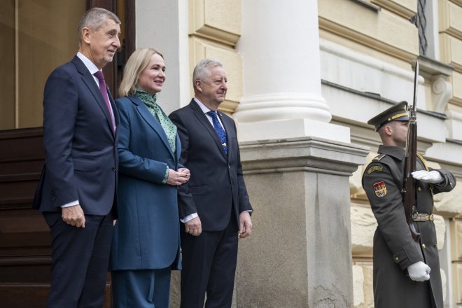 Zleva premiér Andrej Babiš (ANO), končící ministryně obrany Jana Černochová (ODS) a její nástupce Jaromír Zůna (za SPD)