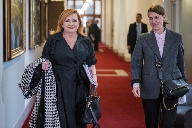 Ministryně financí Alena Schillerová (ANO) a ředitelka Úřadu vlády Tünde Bartha