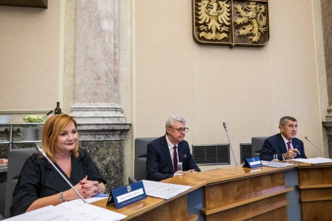 Zleva ministryně financí Alena Schillerová, ministr průmyslu a obchodu Karel Havlíček a premiér Andrej Babiš (všichni ANO) na zasedání nové vlády
