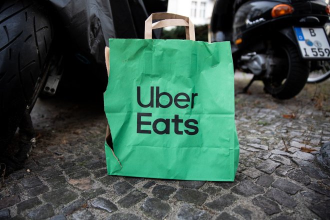 Uber šlape do rozvozu jídla. Kupuje podíl v německém rivalovi