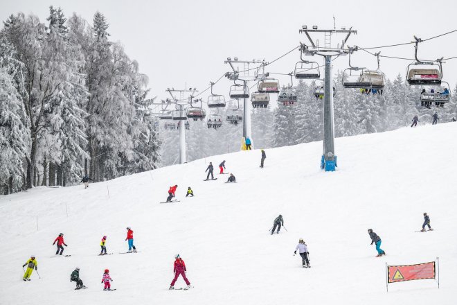 Trendy lyžařské sezóny: Češi míří na hory s jasným rozpočtem. Stále častěji ale bez auta