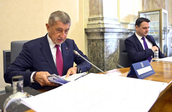 Zleva premiér Andrej Babiš (ANO) a ministr zahraničních věcí a ministr životního prostředí Petr Macinka (Motoristé) na schůzi vlády