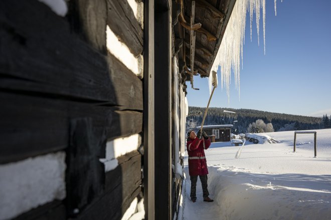 Na střechách se tvoří rampouchy