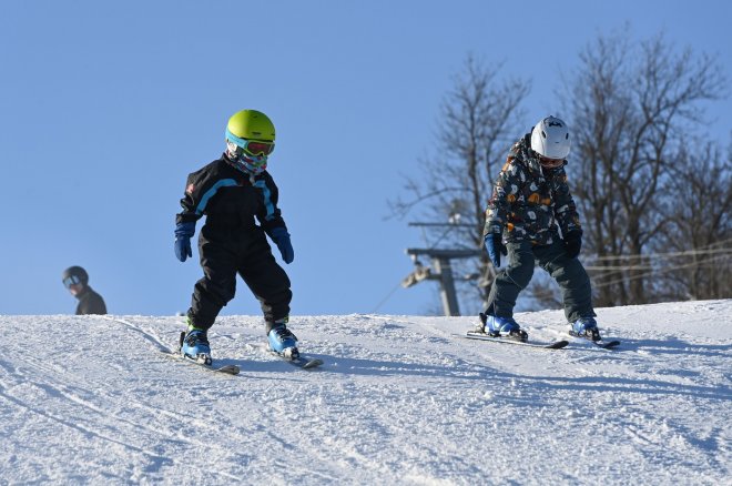 Jak pojistit dítě na lyže? Pozor na začátečnické chyby