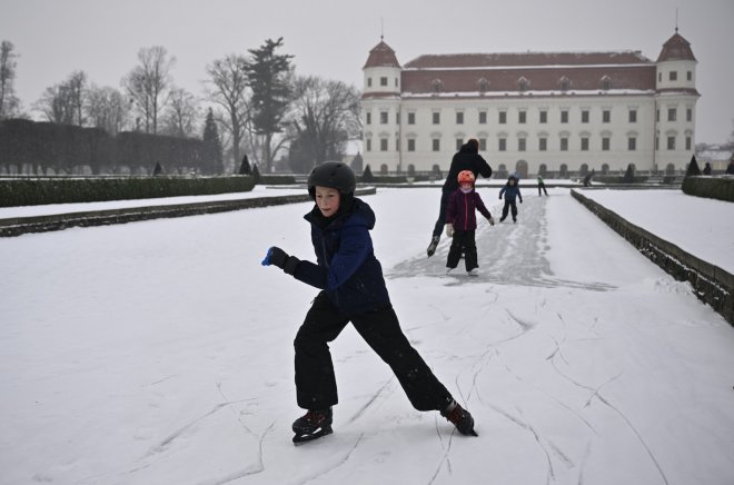 Bruslaři vyrazili na zamrzlé kanály v zahradě holešovského zámku, láká je prostor