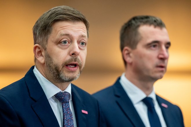 Zleva předseda hnutí Starostové a nezávislí (STAN) Vít Rakušan a místopředseda STAN Lukáš Vlček