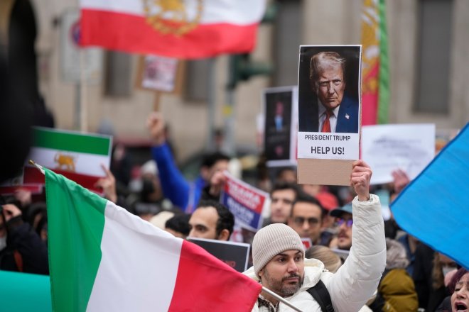 Pokračujte v protestech, pomoc je na cestě, vzkázal Trump Íráncům