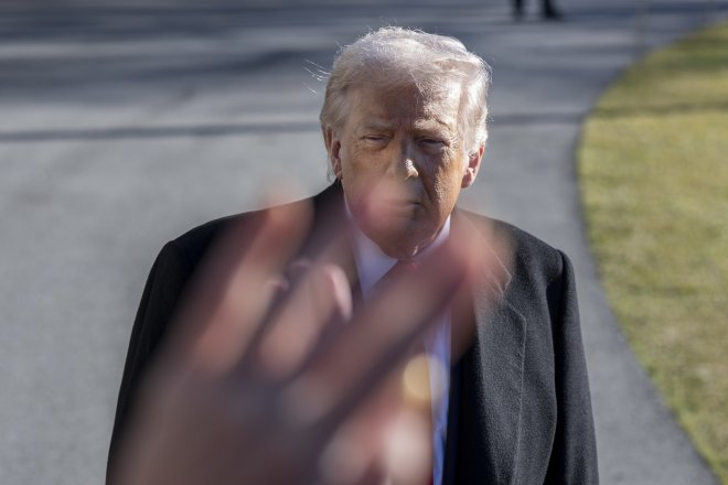 Amerika řeší Trumpův prostředníček. Z videa je virál