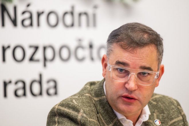 Chceme hodovat na dluh. Co bude dál, je nám jedno, říká ekonom Mojmír Hampl