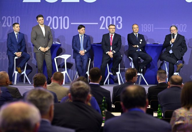 Druhý den kongresu ODS, 18. ledna 2026. Kandidáti zleva Karel Hass, Štěpán Slovák, Martin Červíček, Pavel Drobil, Petr Sokol a Alexandr Vondra před volbou řadových místopředsedů ODS.