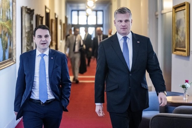 Zleva ministr zahraničí Petr Macinka (Motoristé) a vládní zmocněnec pro klimatickou politiku a Green Deal Filip Turek (za Motoristy)