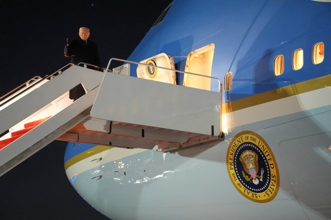 Air Force One selhalo. Trump cestuje do Davosu menším letounem