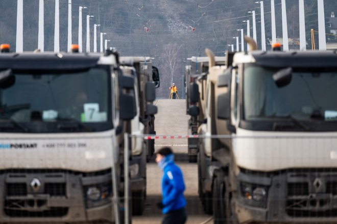 OBRAZEM: Dvorecký most obstál v zatěžovací zkoušce