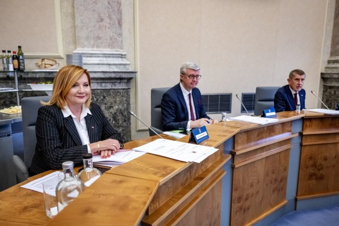 Zleva ministryně financí Alena Schillerová (ANO), ministr průmyslu a obchodu Karel Havlíček (ANO) a premiér Andrej Babiš (ANO)