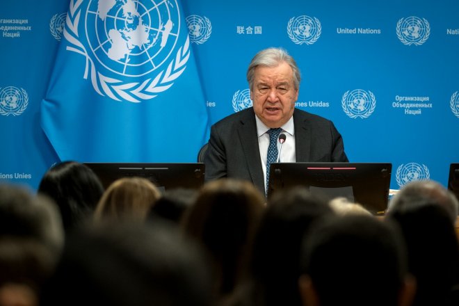 Umělá inteligence je experiment na společnosti bez jejího souhlasu, varuje šéf OSN António Guterres