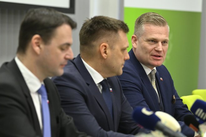 Ministr životního prostředí Petr Macinka (Motoristé), slovenský ministr Tomáš Taraba a vládní zmocněnec pro politiku klimatu a Green Deal Filip Turek