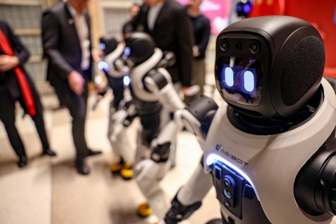 Umělá inteligence vstupuje do robotů. Od těch průmyslových po humanoidy s empatií