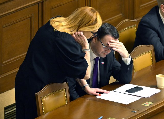 Ministryně financí Alena Schillerová (ANO) vysvětluje rozpočet ministru zahraničí Petru Macinkovi (Motoristé obě)