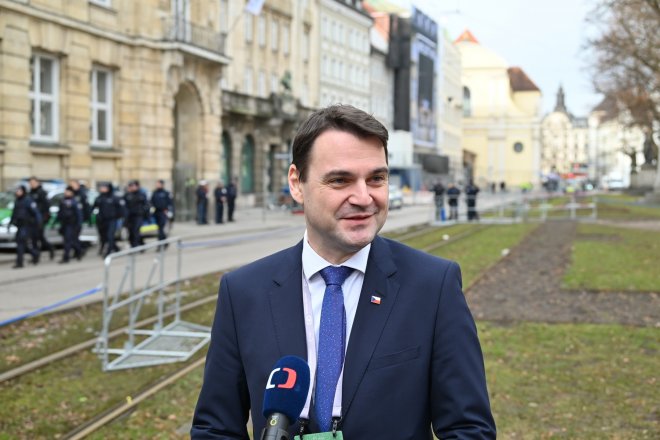 Macinka školil americké demokraty, Schillerová má názor