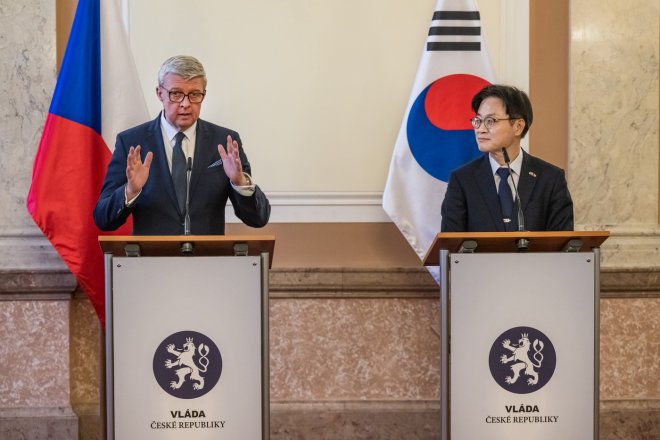Ministr průmyslu a obchodu Karel Havlíček (vlevo) a korejský ministr pro obchod, průmysl a zdroje Kim Čung-Kwan