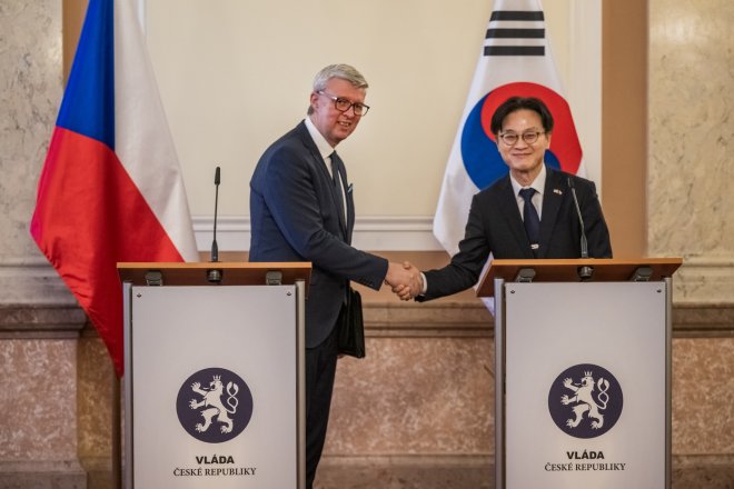 Ministr průmyslu a obchodu Karel Havlíček (vlevo) a korejský ministr pro obchod, průmysl a zdroje Kim Čung-Kwan na tiskové konferenci po jednání o dalších krocích v přípravě nových bloků jaderné elektrárny Dukovany