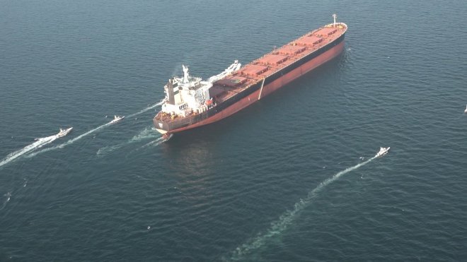 Dnešní zavření Hormuzského průlivu může Čechům výrazně zdražit notebooky, mobily i auta