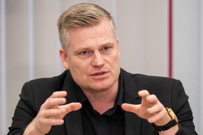 „Konec spalováků odmítáme, nechceme být jen trhem pro dovážená auta,“ varuje Turek v debatě o emisích