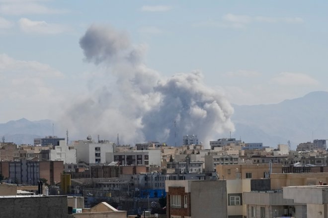 dým stoupající po výbuchu v Teheránu