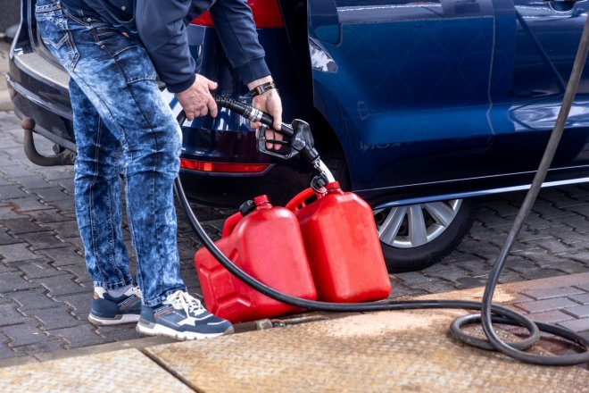 Slovensko omezuje prodej nafty. Chce zastavit palivovou turistiku