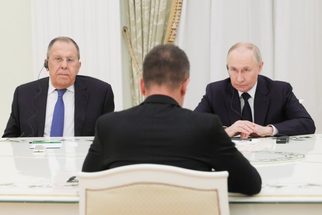 Orbánův ministr řešil s Putinem ropu. Z Moskvy si odváží dva zajatce