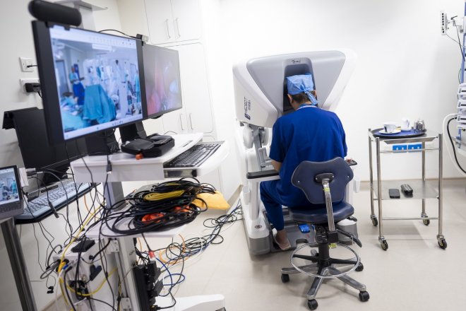 Britský chirurg operoval na dálku, od pacienta ho dělilo 2400 kilometrů