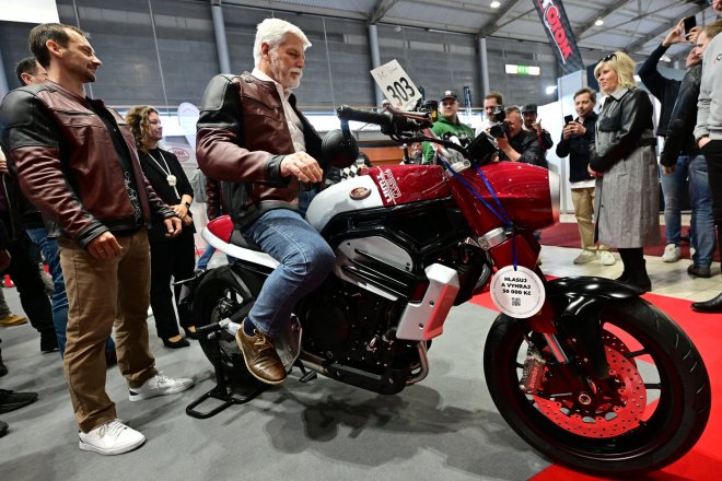 Nové motocykly Jawa si prohlédl i prezident Petr Pavel