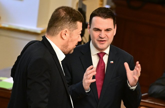 Zleva předseda Sněmovny Tomio Okamura (SPD) a ministr zahraničí Petr Macinka (Motoristé)