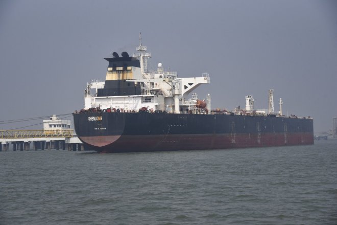 Libérijský ropný tanker Suezmax Shenlong je vidět v přístavu v indické Bombaji. Loď patří mezi první tankery, které dorazily do Indie uprostřed krize na Blízkém východě.