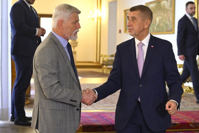 Prezident Petr Pavel (vlevo) a premiér Andrej Babiš (ANO)