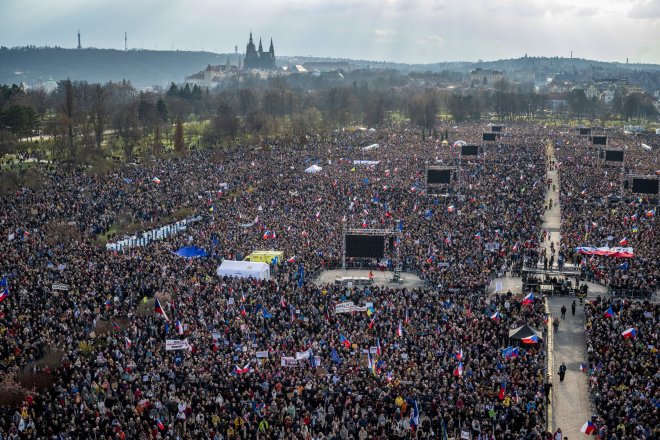 Na pražskou Letenskou pláň dorazily v pátek odpoledne podle organizátorů demonstrace spolku Milion chvilek statisíce lidí.