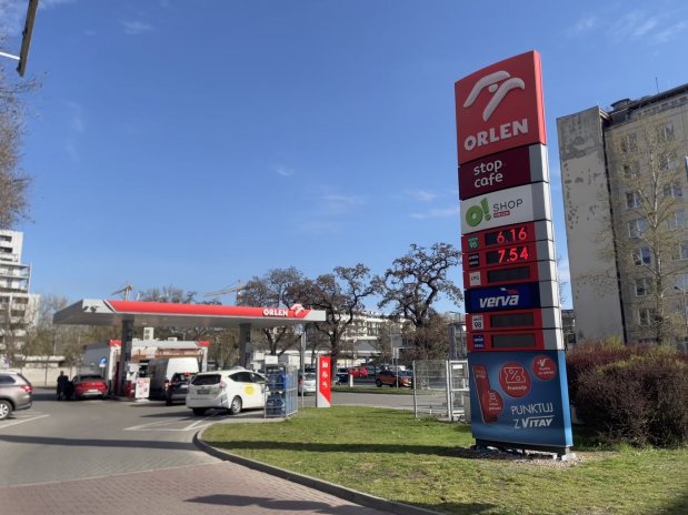 Lukáš Kovanda: Zatímco Babiš „hlídá ceny“, Poláci naftu skutečně zlevňují