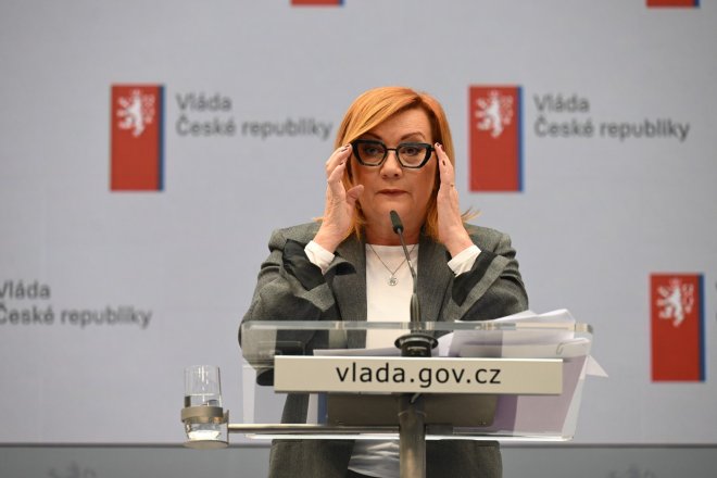 Schillerová odmítá kritiku cenových stropů. „Čím bude opozice strašit teď? Párkem k plné nádrži?“ rýpla si
